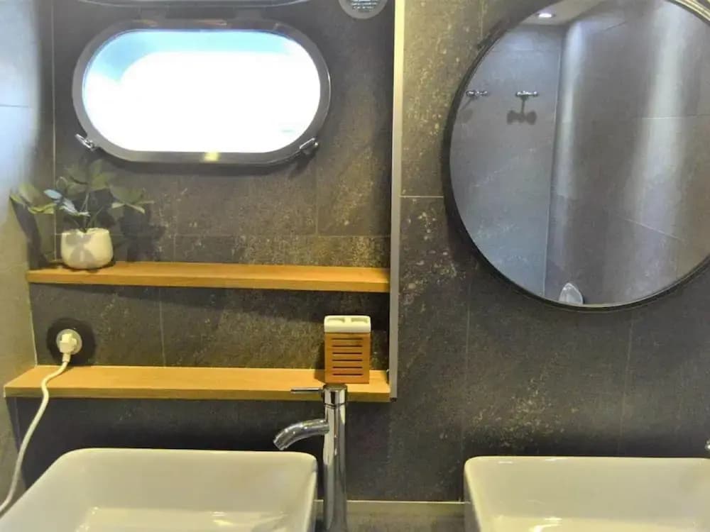 Luxury Yacht in La Rochelle With a Terrace - Miniature 8