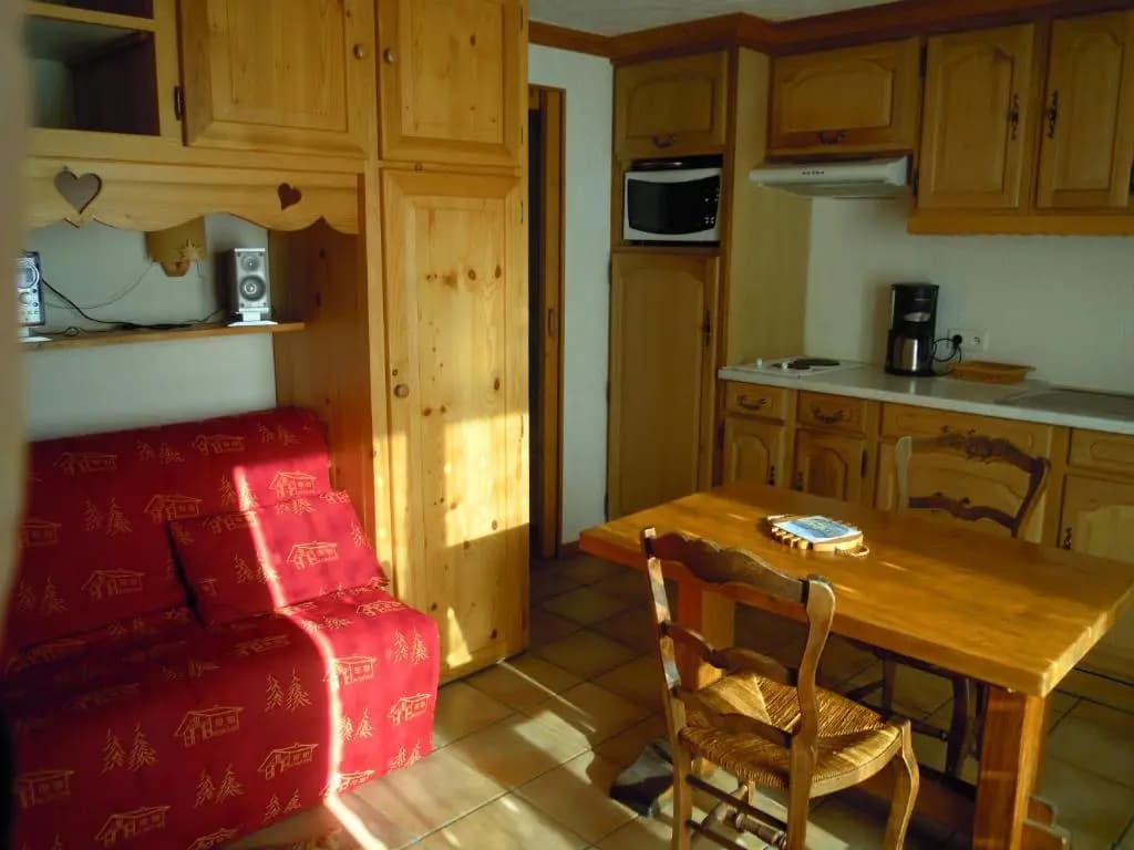 A4 km de Megève très joli studio avec jacuzzi ,vue sur les montagnes au calme - Miniature 7