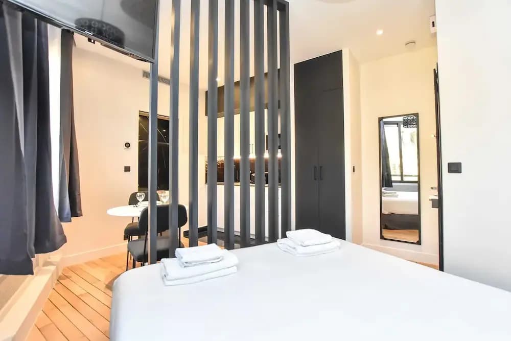 Chic Studio w/ Jacuzzi - 2P - Near Palais Garnier - Photo 1