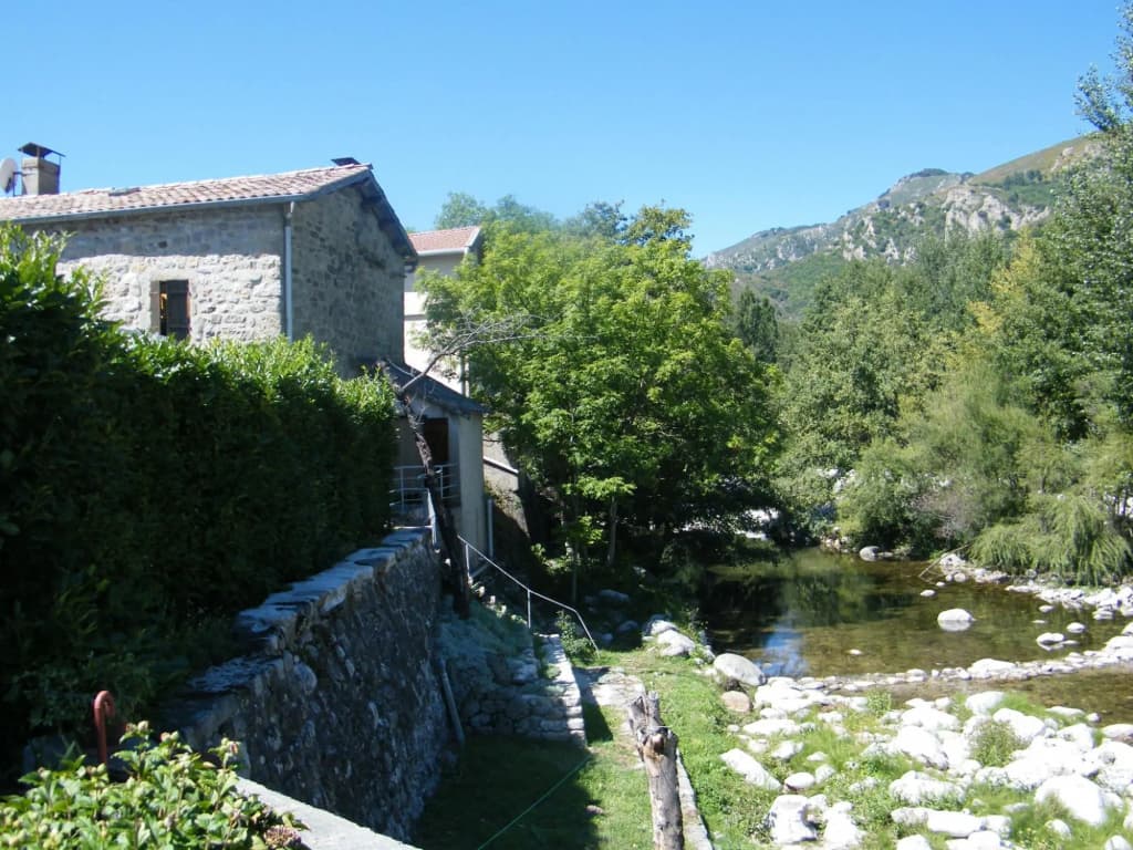 Cozy Holiday Home in La Souche by Le Lignon River - Photo 3