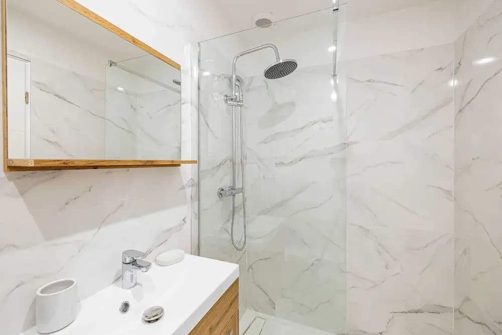 Large Renovated Studio - Bright - 1br/4p - Miniature 7