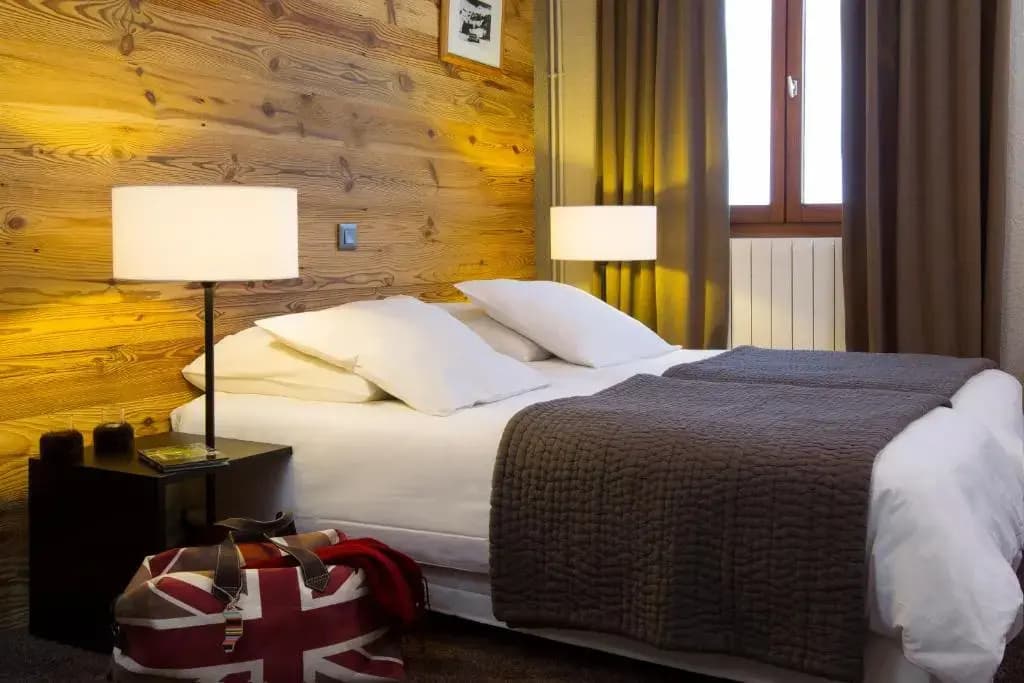 Hillary Hotel - Photo 2