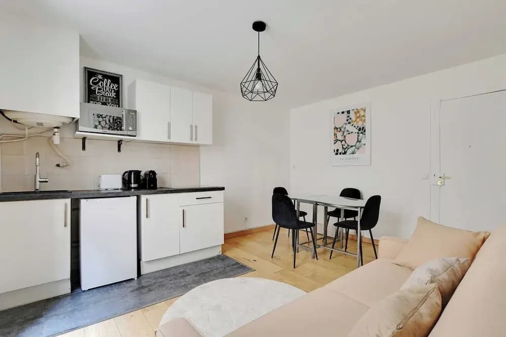 Urban Chic Apartment in Central Paris - Miniature 8