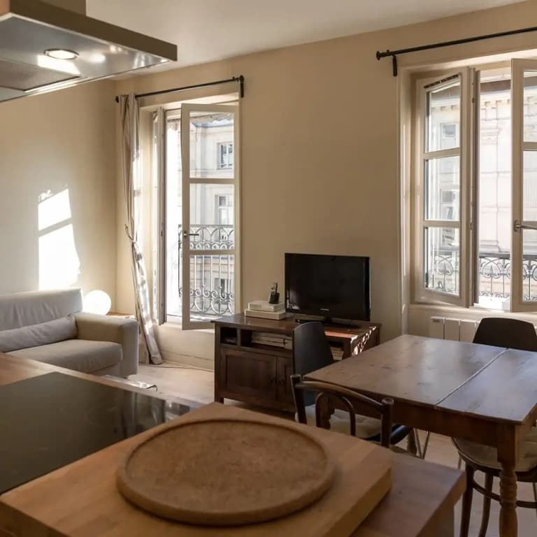 Rivoli Market I Comfortable 1 Bed Apt Near Hotel de Ville - Miniature 6
