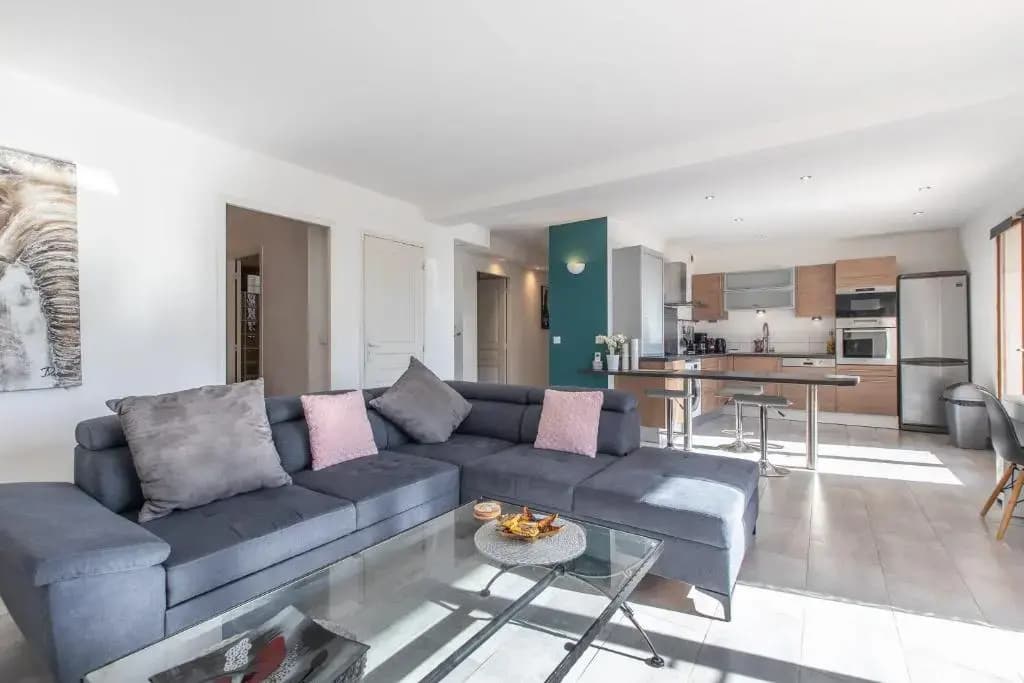 Quiet large 3-bedroom apartment with terrace, garden & incredible Mountain view - Photo 2