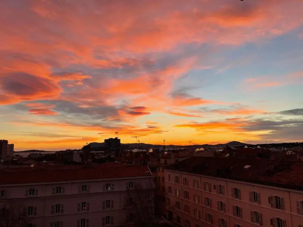 Vue sur rade appartement élégant vaste climatisé étage élevé ascenseur proche parking et toutes commodités au cœur du Toul...