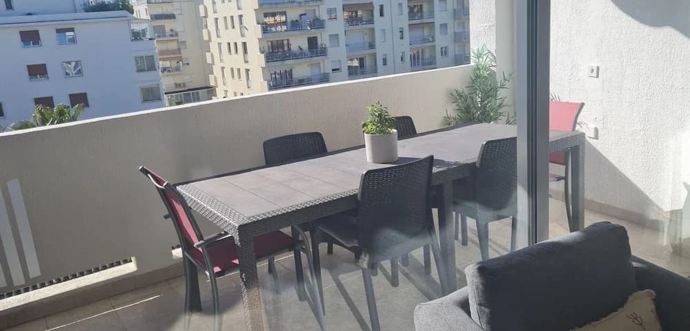 2 Bedrooms behind to the hotel Martinez - Miniature 7