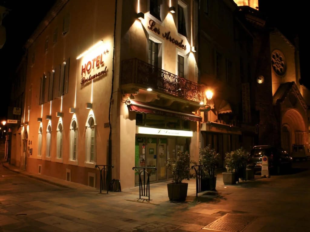 Hotel Les Arcades - Photo 1
