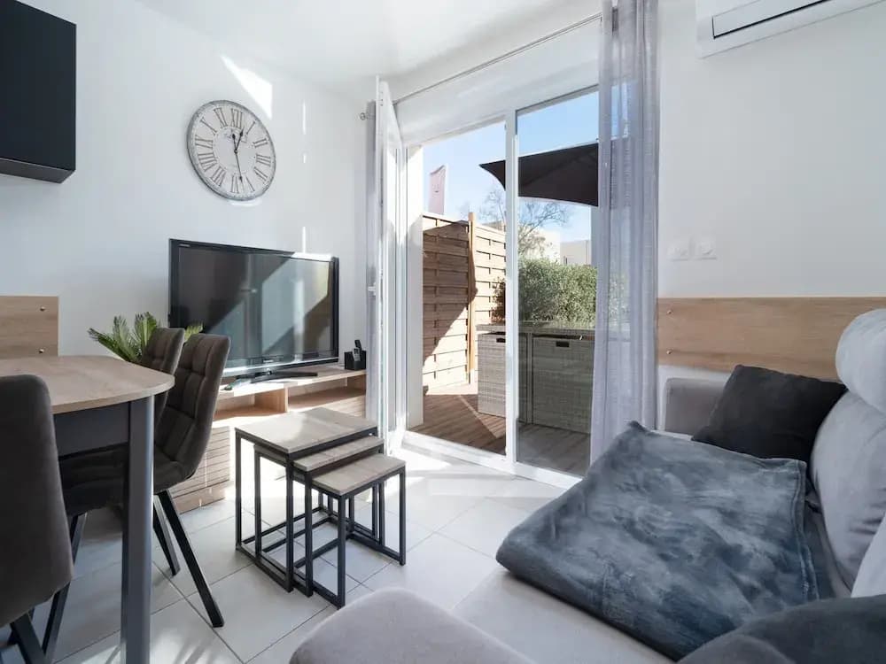 Bright Retreat Near Beach - Photo 4