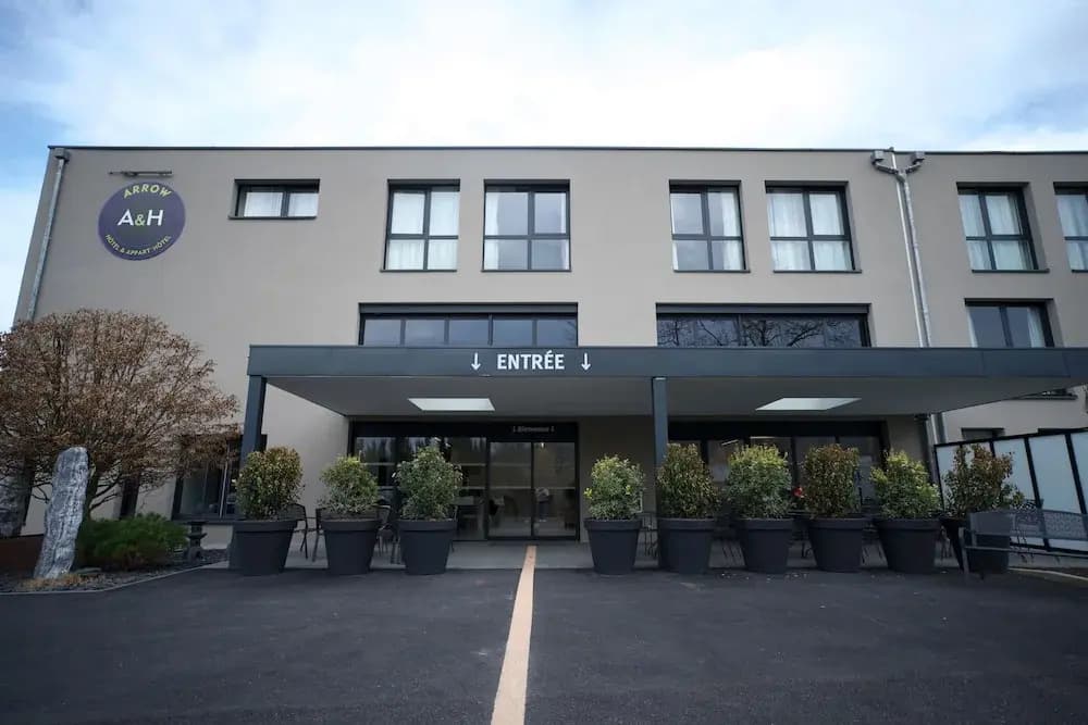 Arrow Hotel - Photo 1