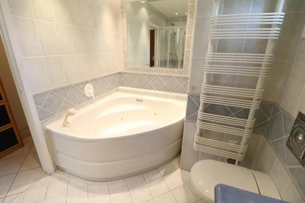 2, 3 and 4 bedroom sea view Forville Apartments 5 mins from the Palais - Photo 4