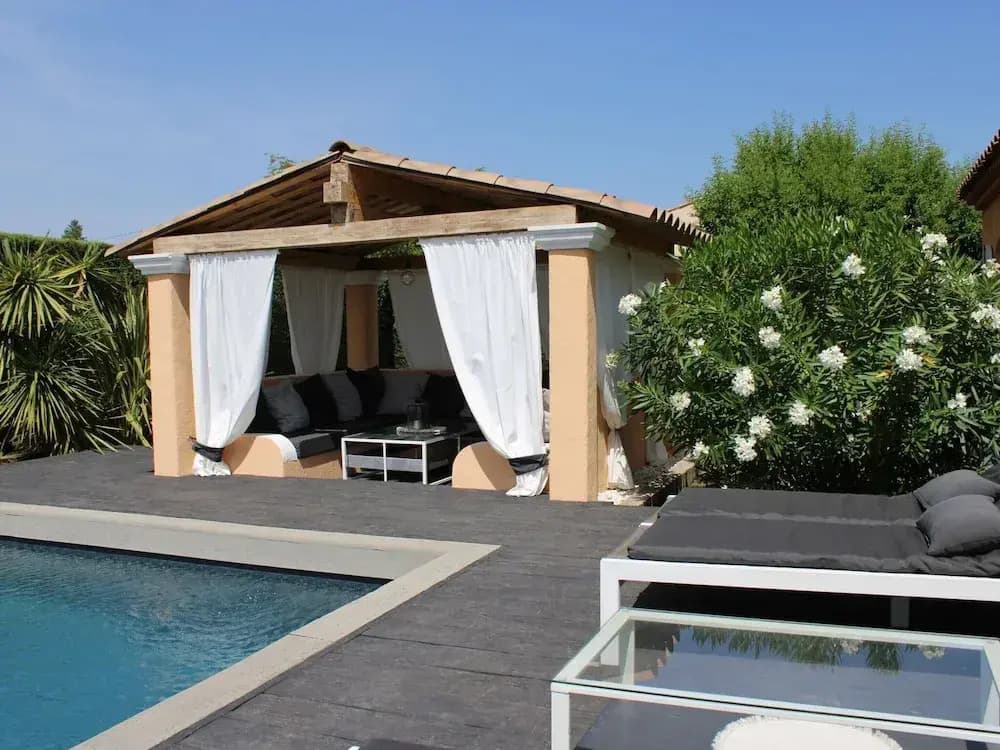 Holiday Home With Large Garden and Pool - Miniature 8