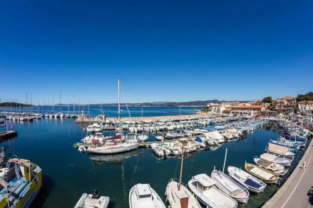 Bel appartement sur le port du Brusc avec sa place de parking privative. - Photo 2