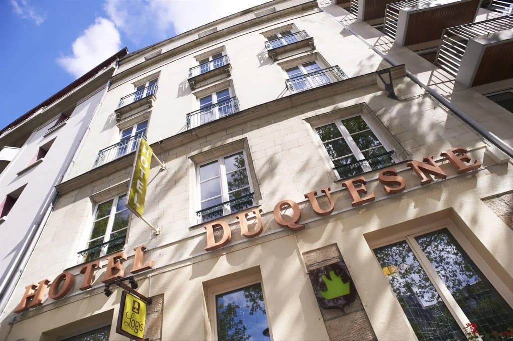 Hôtel Duquesne - Photo 1