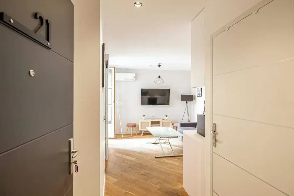 Charming 1 Bedroom Apartment- Heart of Cannes - Photo 4