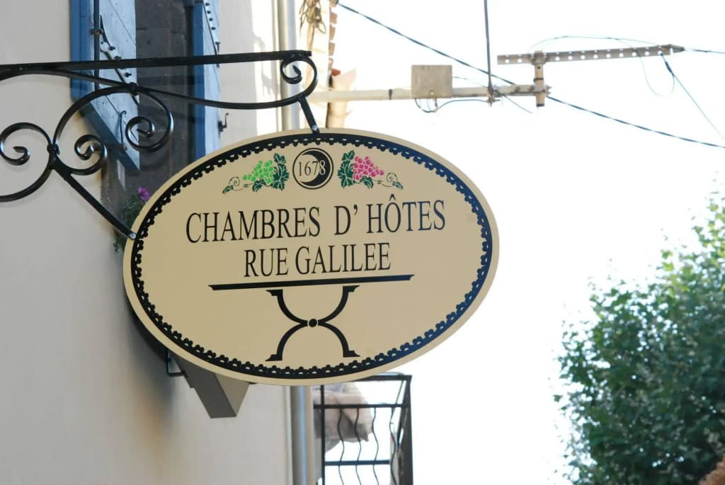 Rue Galilee - Photo 1