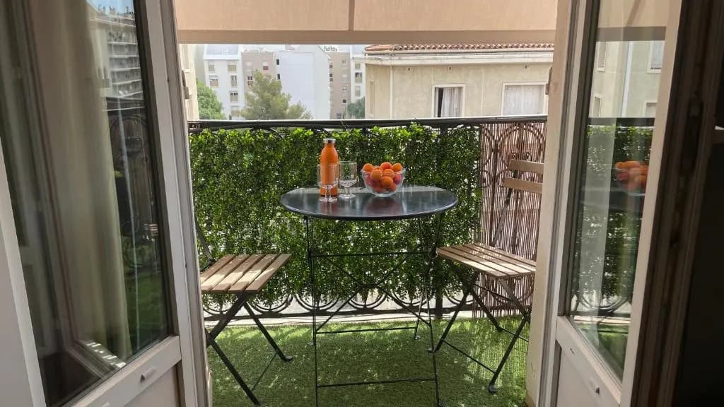 Appartement mignon calme douillet ascenseur clim étage élevé proche parking et toutes commodités au coeur du Toulon histor...