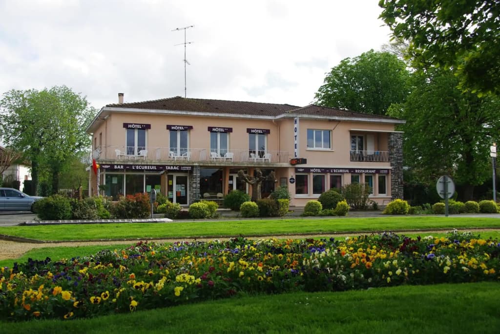 Hotel Restaurant L'Ecureuil - Photo 1
