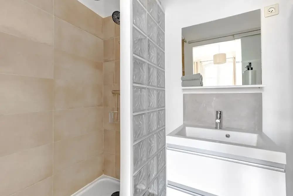 Elegant 1BR Steps to Marais & Louvre - Miniature 6