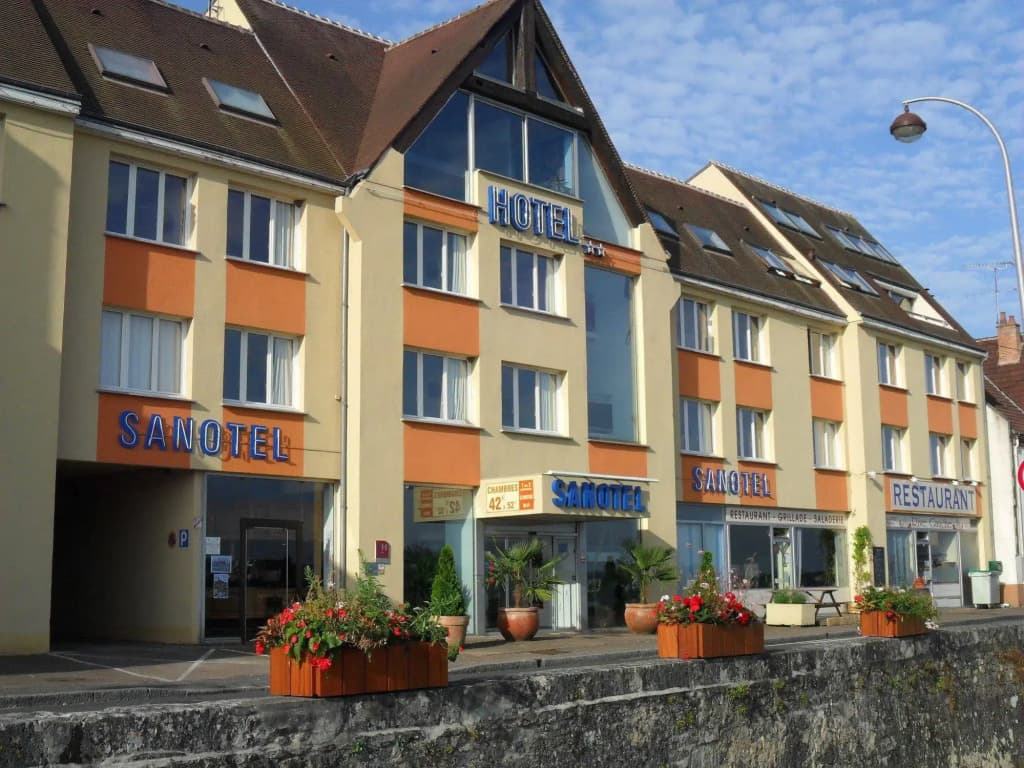 Brit Hotel Confort Gien - Photo 1