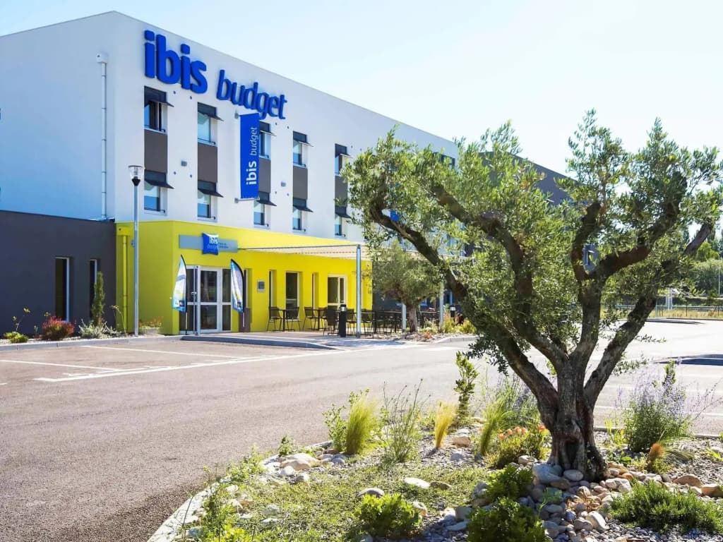 ibis budget Saint Martin de Crau Porte de Camargue - Photo 1