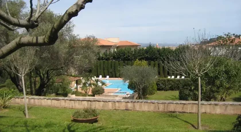 St Tropez Studio - Miniature 7