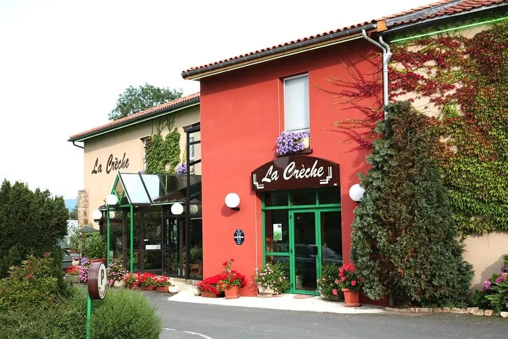 Hôtel-Restaurant La Crèche et sa piscine intérieure - Logis Hôtels - Photo 1