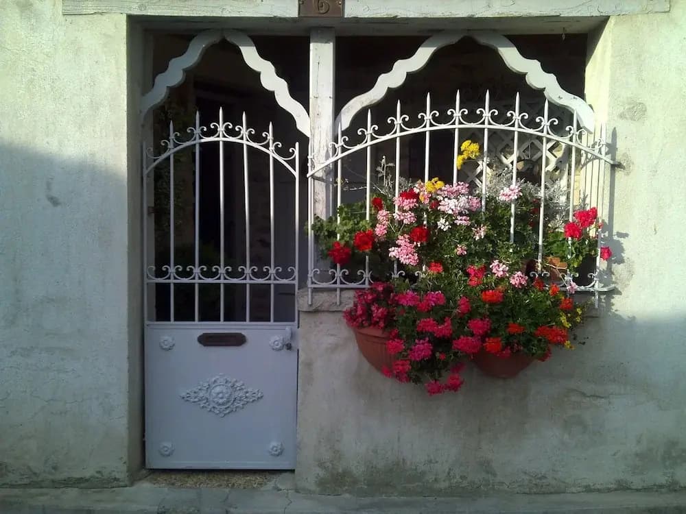 Riverside Home Cottage - Photo 1