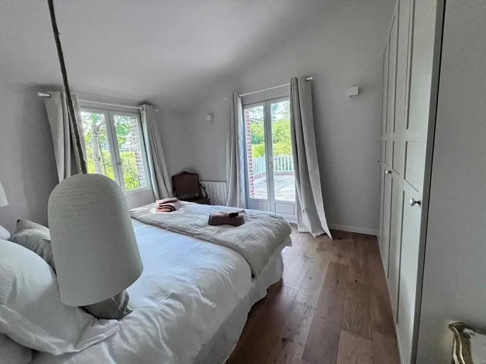 Exceptional 5 Bedroom House Near the Beach - Photo 3