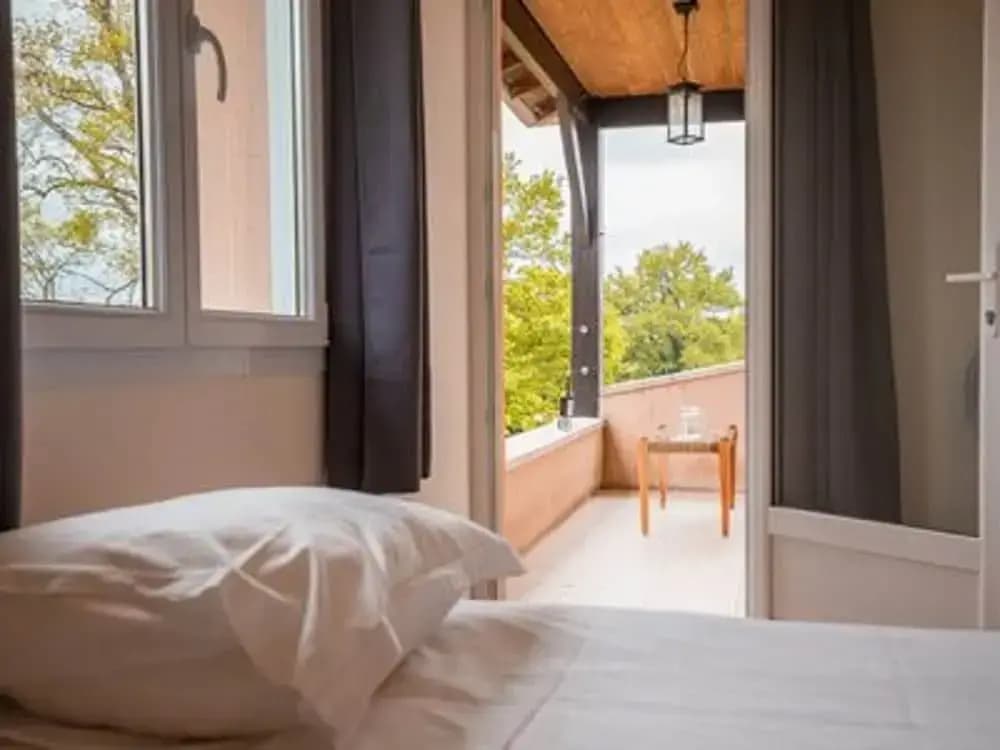Modern Villa With Large Garden - Photo 4