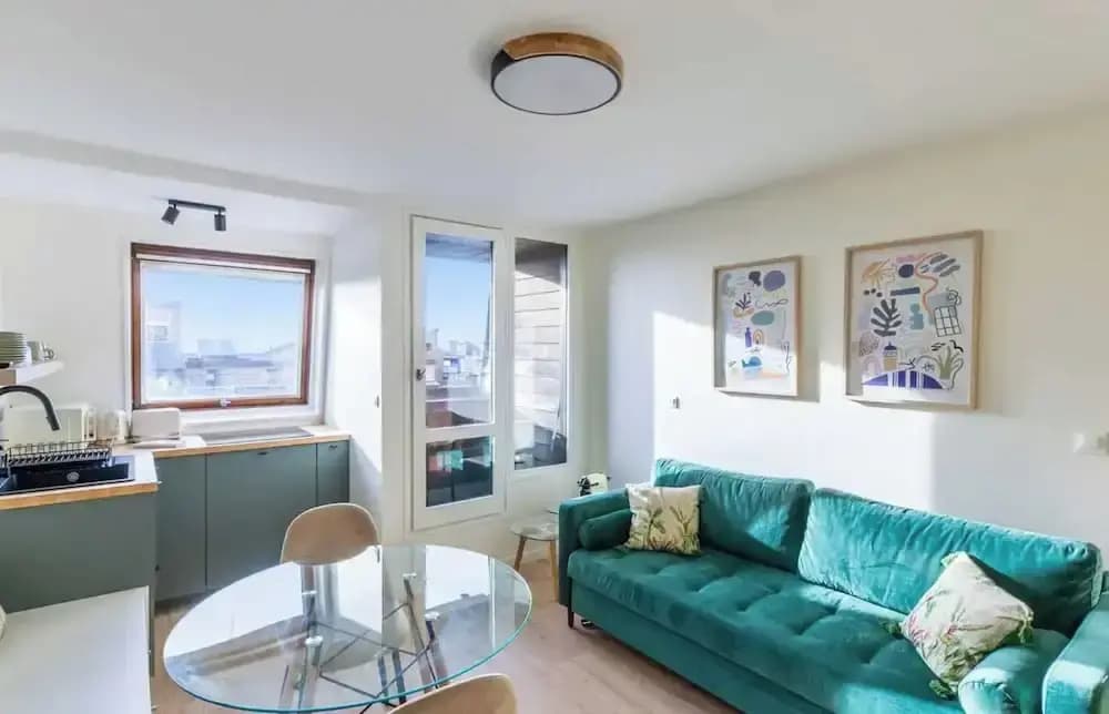 Beautiful Renovated Studio on Port de Deauville - Photo 3