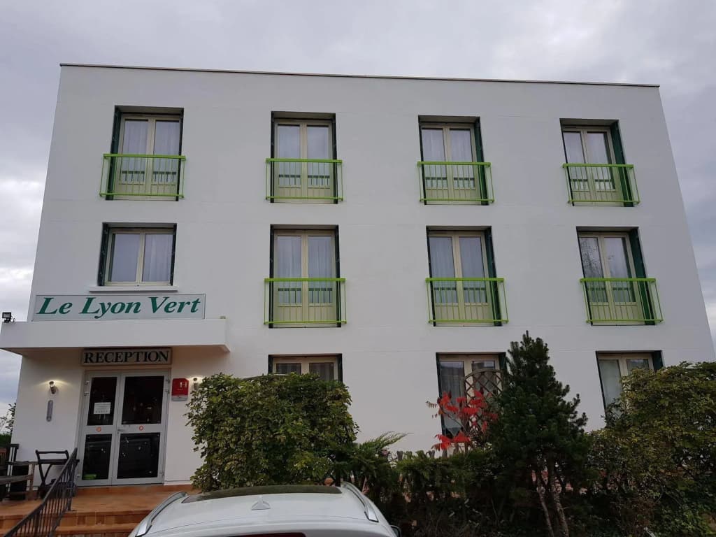 Hôtel Le Lyon Vert Commentry - Photo 1