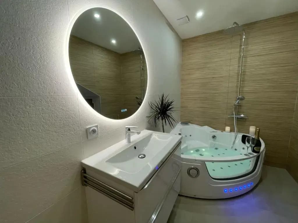 Nice Renting - Love Room Massena - Luxe Room - Jacuzzi - Terrace - King Bed - AC - Miniature 7