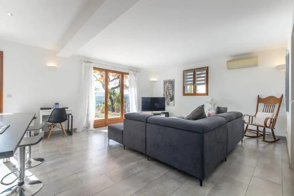 Quiet large 3-bedroom apartment with terrace, garden & incredible Mountain view - Miniature 7