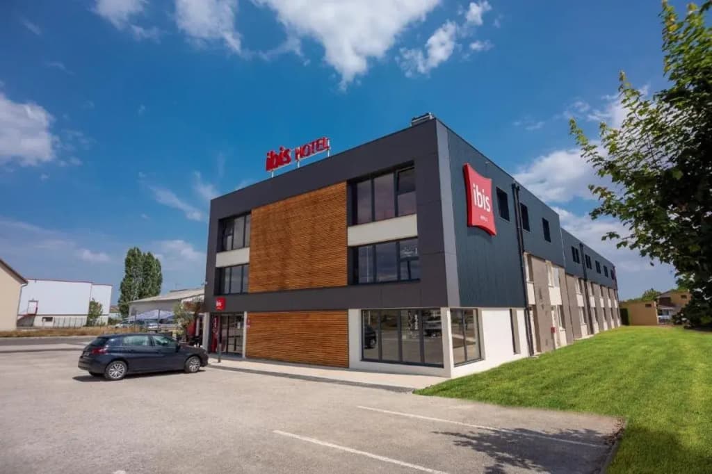ibis Dijon Sud - Photo 1