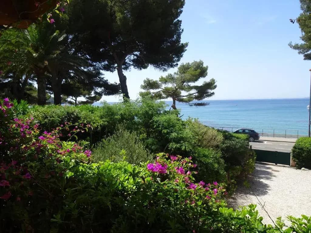 Beau 2 pièces avec vue mer en terrasse face plage de Gigaro - Photo 3