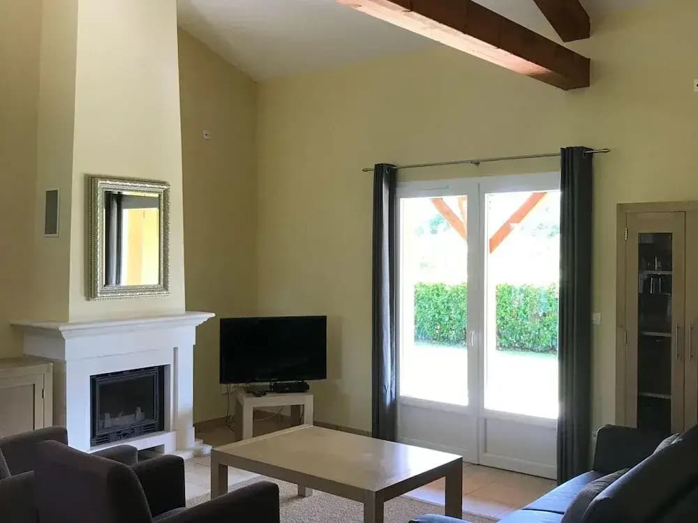 Peaceful Holiday Home With Swimming Pool - Photo 4