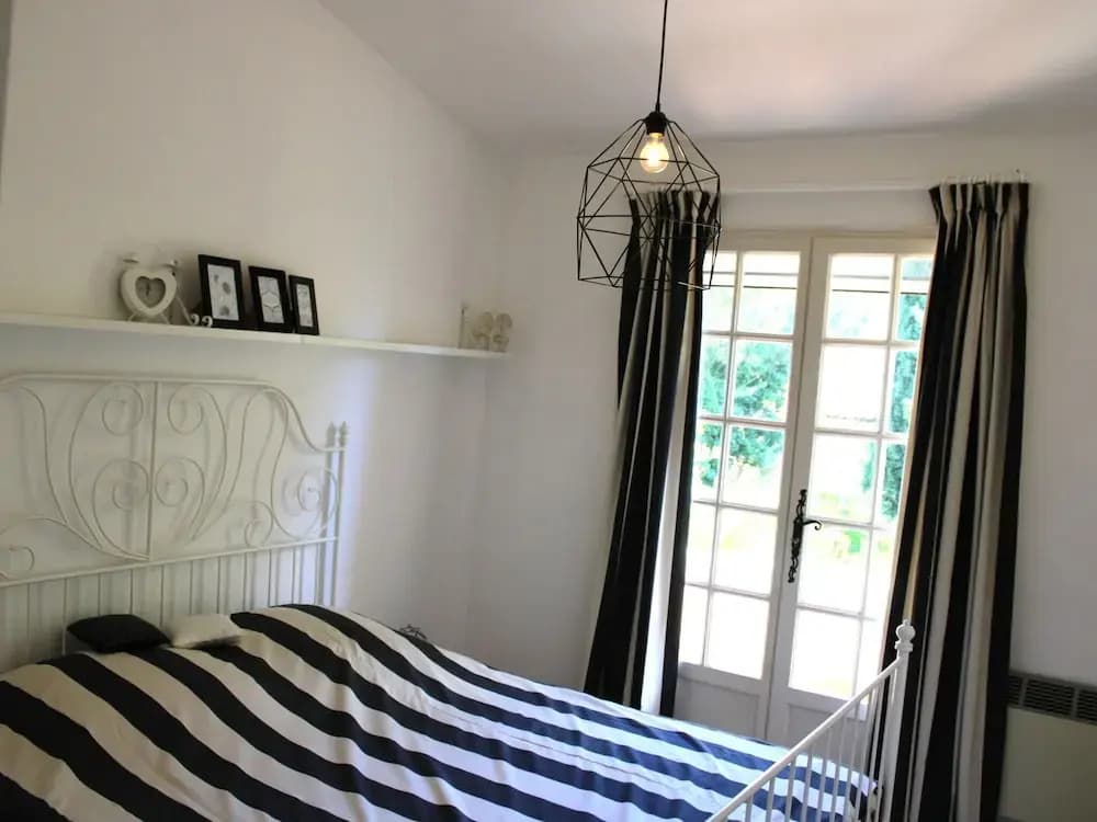 Beautiful House With Large Garden - Photo 4