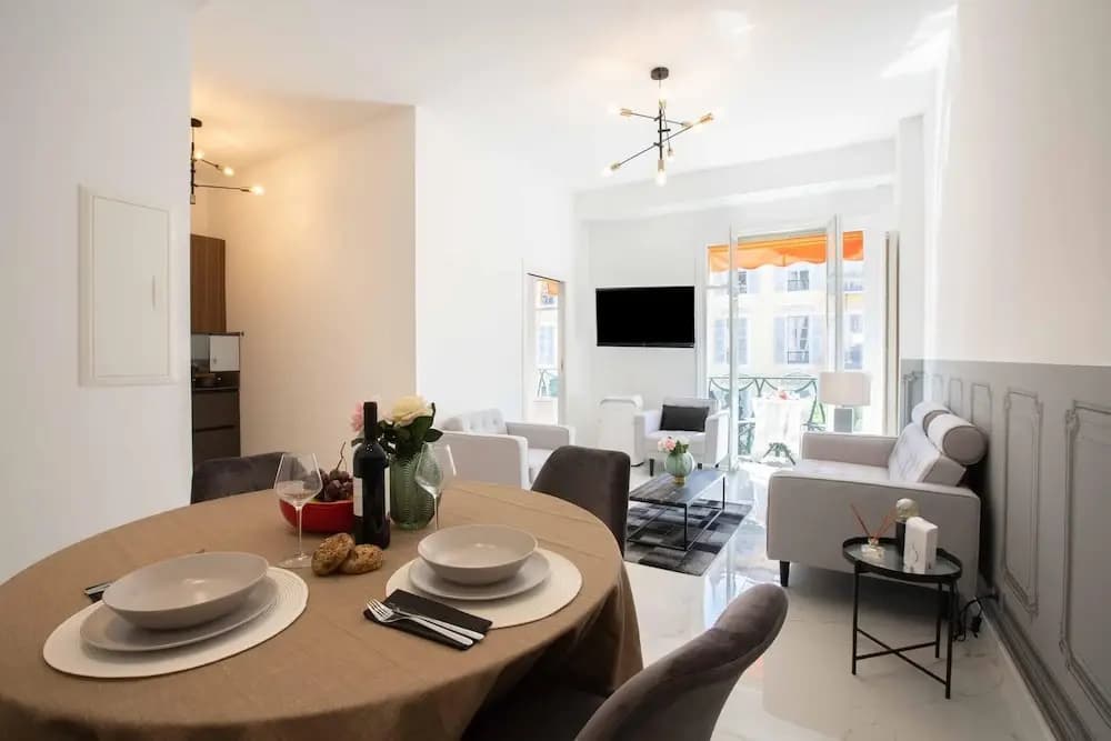 Le Magenta in Nice With 1 Bedrooms and 1 Bathrooms - Photo 3