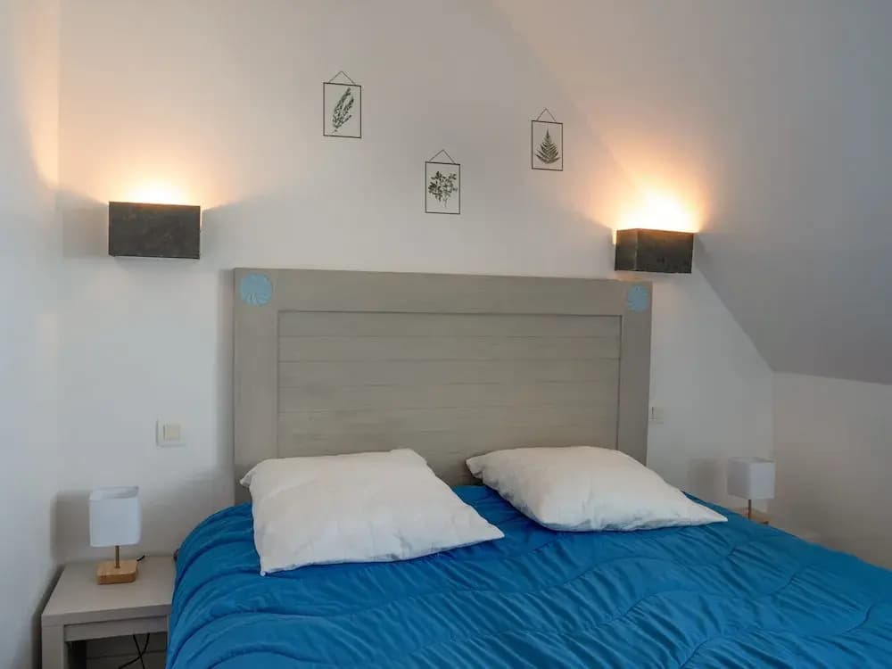 Peaceful Coastal Stay With Access to Pool - Photo 2