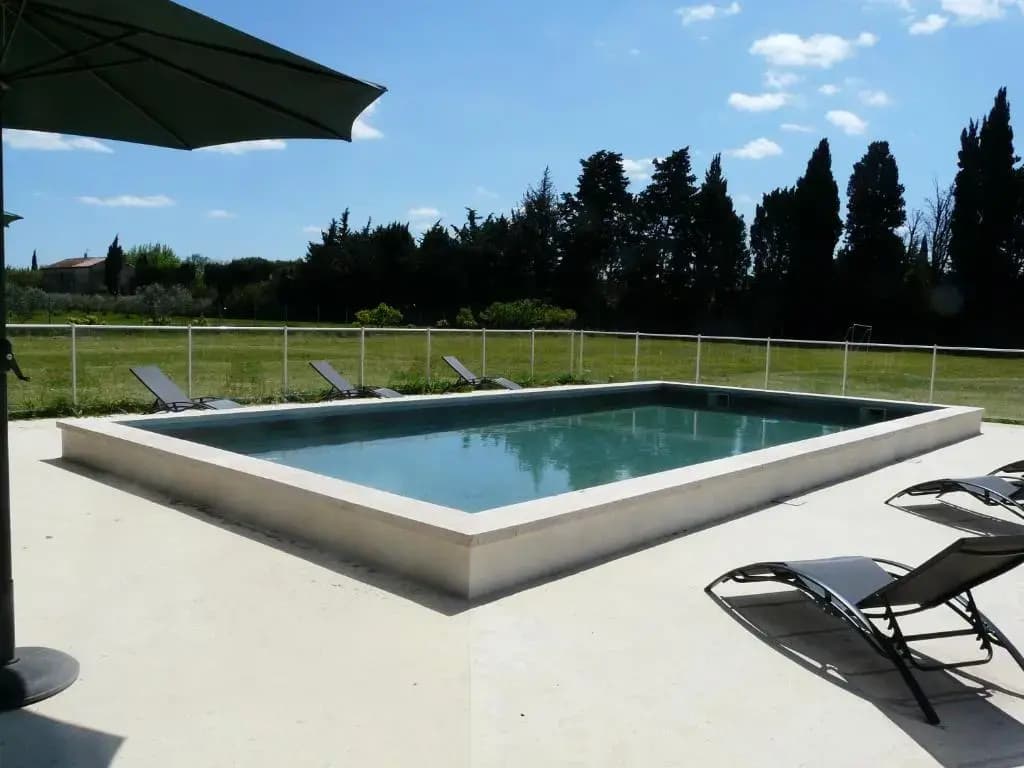 Maison Familiale Climatisée avec Piscine Privée Clôturée et Grand Jardin, située à Fontvieille au cœur des Alpilles, 8 per...