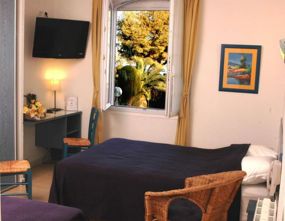 Logis Hotel l'Esterella - Photo 1