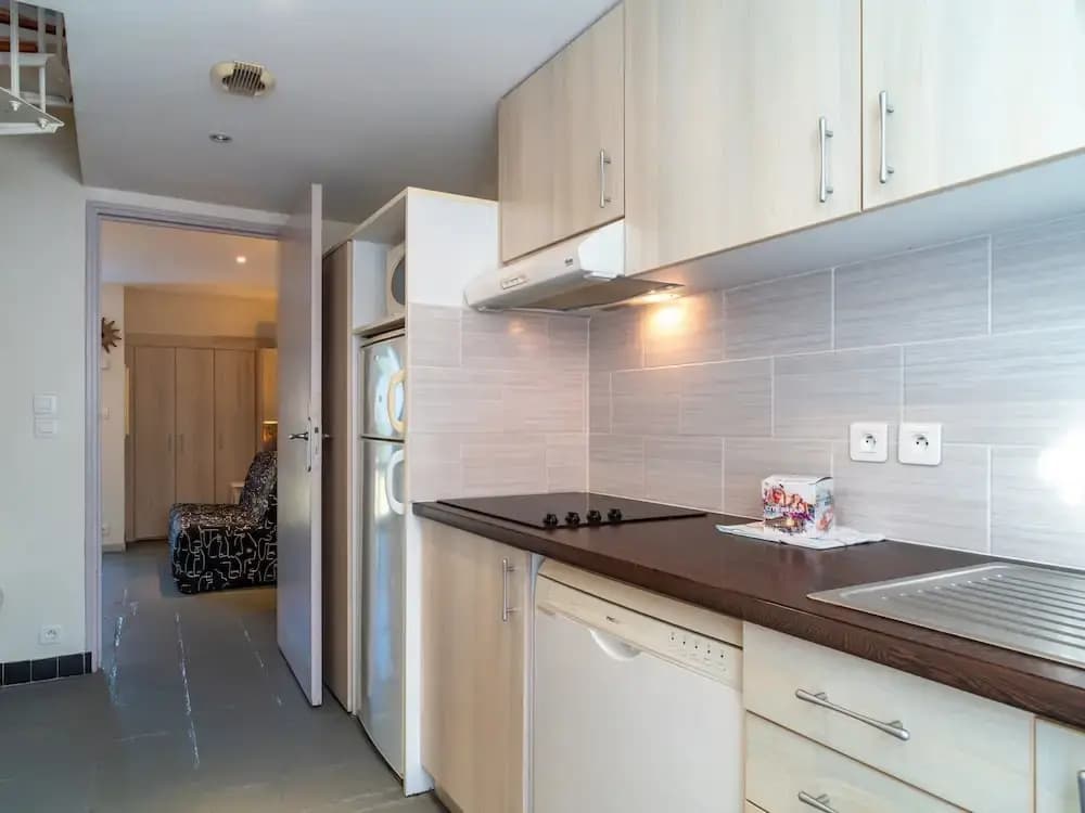 Coastal Apartment With Heated Pool - Miniature 7