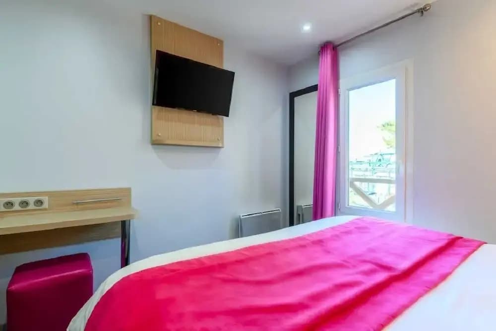 FH Confort Hôtel Orleans - Photo 3