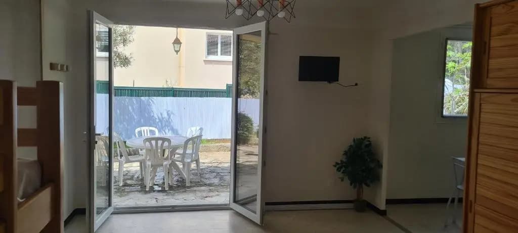 T1 DU FORT en rez-de-chaussée de villa avec TERRASSE à 5mn DES PLAGES en voiture ENTRE MER ET FORÊT - Photo 4