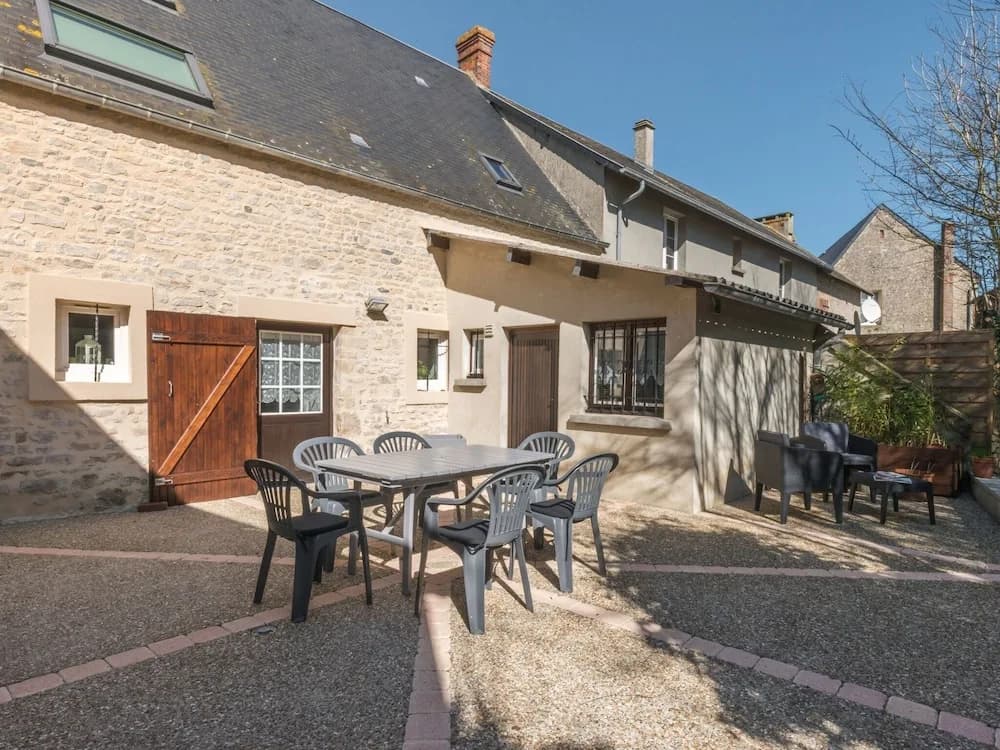 Simplistic Holiday Home in St-Laurent-sur-Mer with Terrace - Photo 4