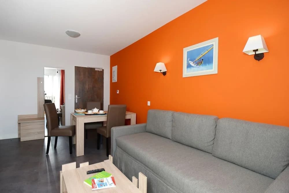 Relaxed Beachside Living in Sete - Photo 4