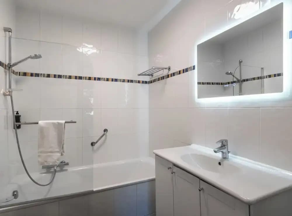 Les 15 Pins & La Mer -  Riviera Escape Apartments with Pool & Garden - Miniature 8