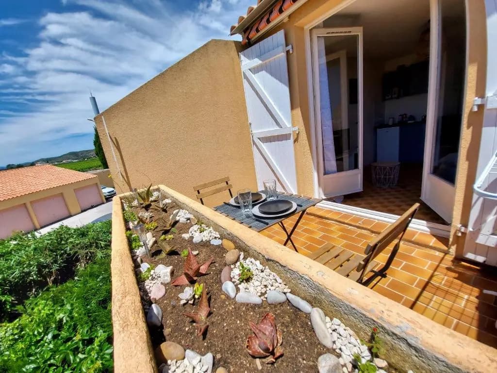 Coquet studio avec belle terrasse - Miniature 7