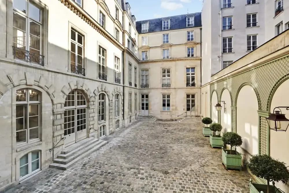 Classy Bourgeois Chic 2 Bedroom Apt in Le Marais - Photo 1